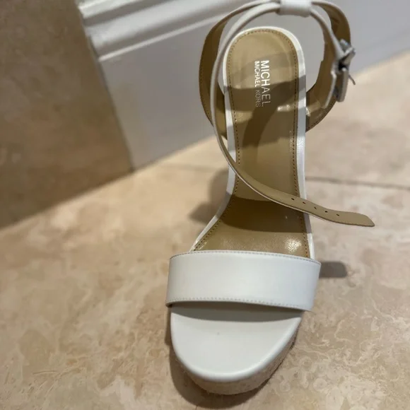 Elegant White Platform Sandals - Picture 4 of 5